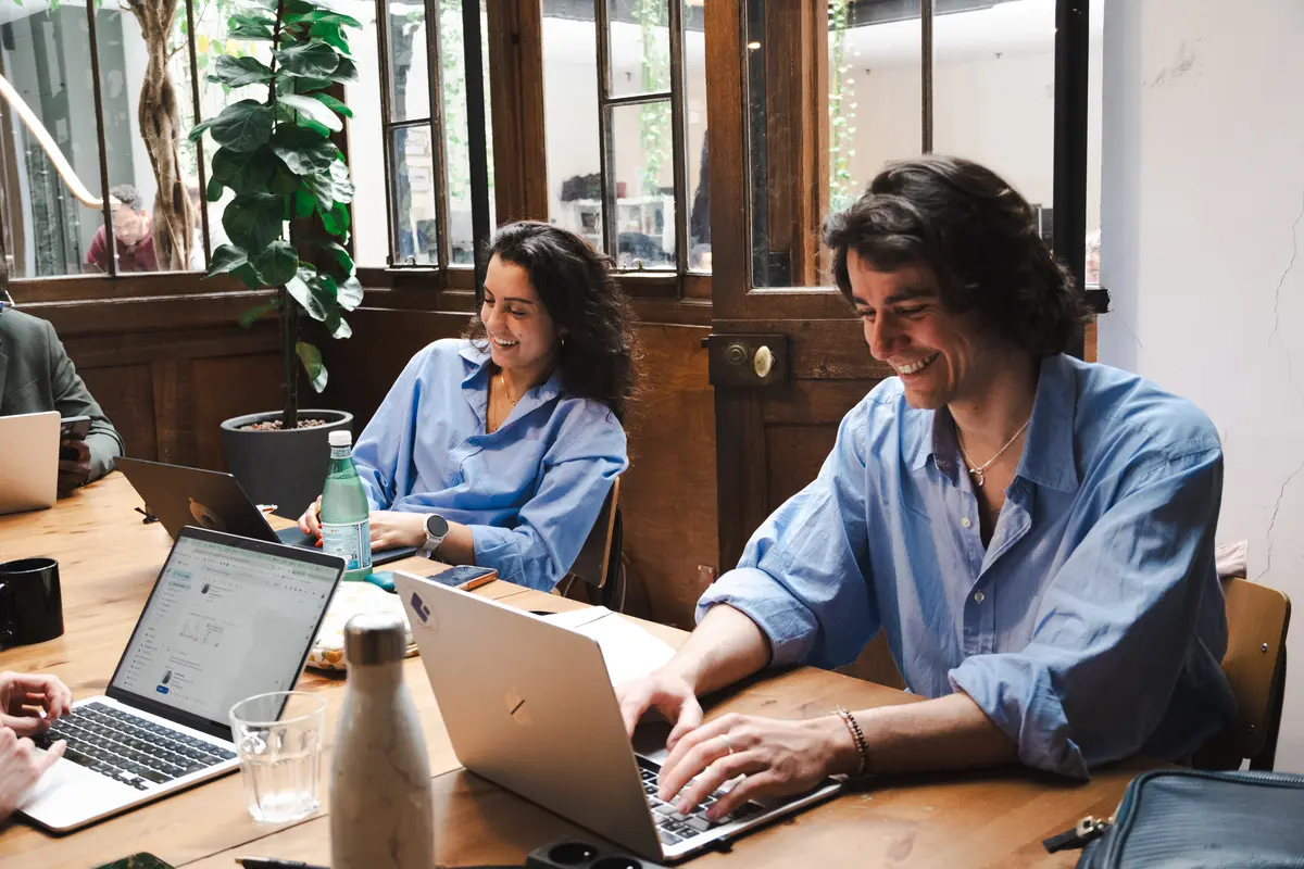 Membres de la communauté CTO travaillant ensemble